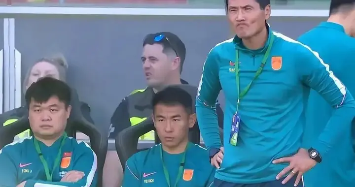 别再吹赢库拉索了！国足被喀麦隆打回原形，9分钟连丢两球现原形