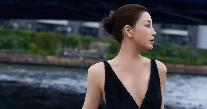 46岁殷桃太丰满！穿黑色深V裙都兜不住好身材，性感又迷人！