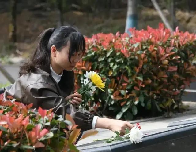 母子三年守护928位烈士：每次鞠躬都在教孩子这件事