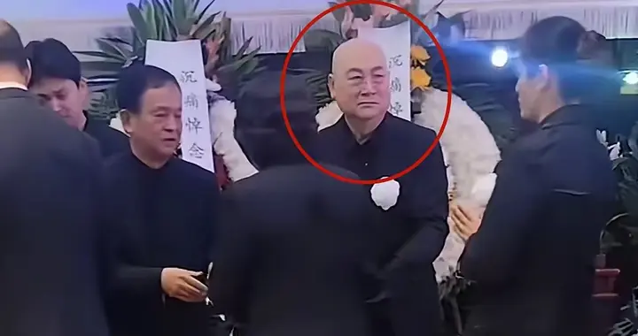 陈丽华告别仪式现场，儿子赵勇和迟重瑞接待众人，迟先生让人心疼