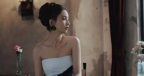 佟丽娅｜黑白拼接抹胸裙，沉稳优雅百花赴会