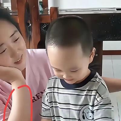 彩虹吃瓜娱乐：米乐妈妈终于出镜了，看着不