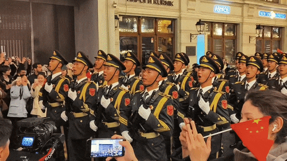 中国解放军三军仪仗队，正在用“最飒的军姿”向全世界进行展示！