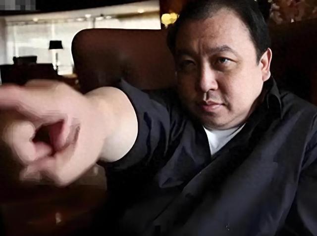太突然！导演王晶凌晨发文，怒喷香港顶流男星：求你滚出娱乐圈！