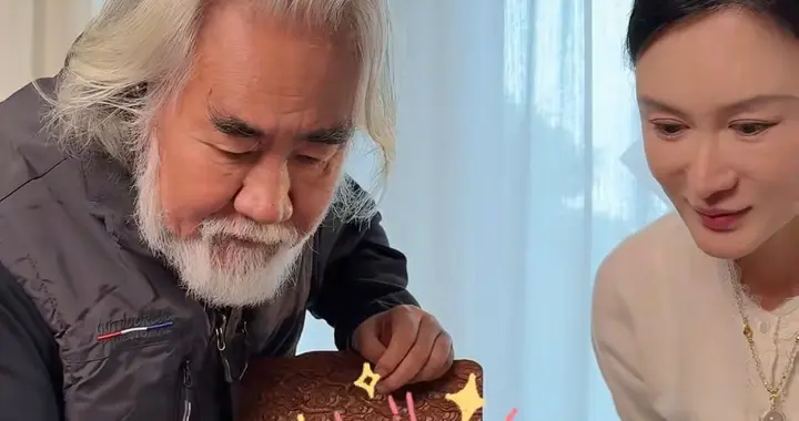 张纪中为7岁儿子过生日，白发稀疏老人感很重，一家6口吃牛排庆祝
