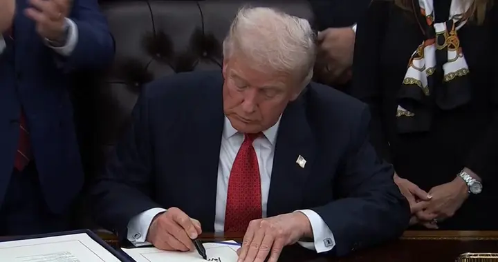 一边撒钱一边亮刀，特朗普叫嚣吞并格陵兰，美军基地早已扎根