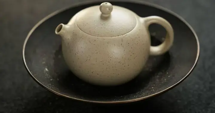 空调房里的周末茶席：一人饮的仪式感，器物搭配与独处时光
