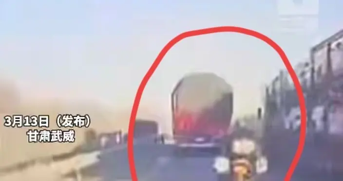 半挂车恶意别翻摩托车后续，视频公开，已判司机全责，网友：重罚