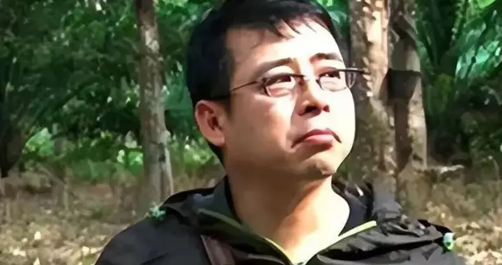 扬言让中国道歉，被央视开除封杀，时隔6年，阿丘的下场大快人心