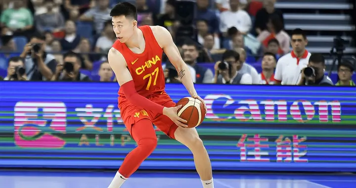 这是一场让中国球迷看得既想砸电视又舍不得换台的老剧本。