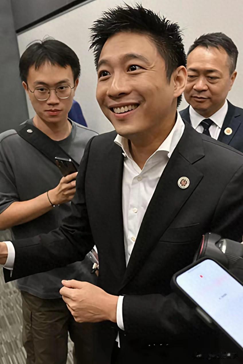 热搜压不住了！霍启山婚礼时间被曝，新娘比他小14岁，身份引争议