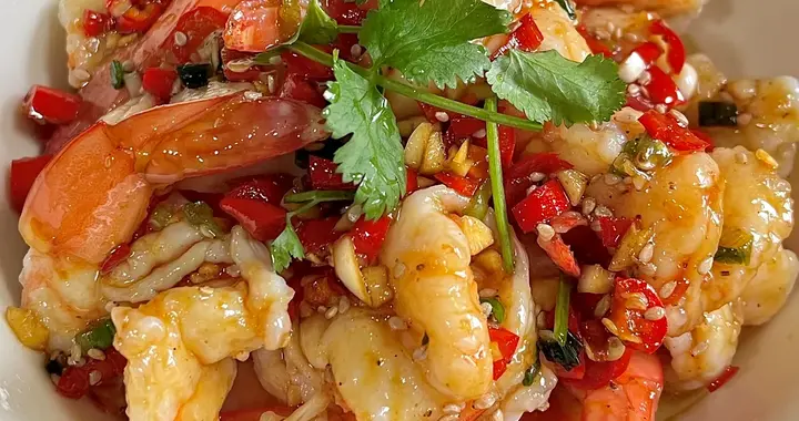 年后就想吃点清爽的鲜嫩的虾片，裹着椒麻汁鲜香椒麻