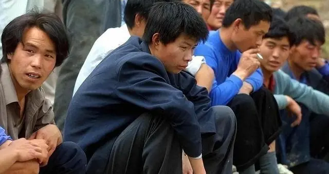 暖被窝工程争议背后：农村光棍“躺平”的真相？