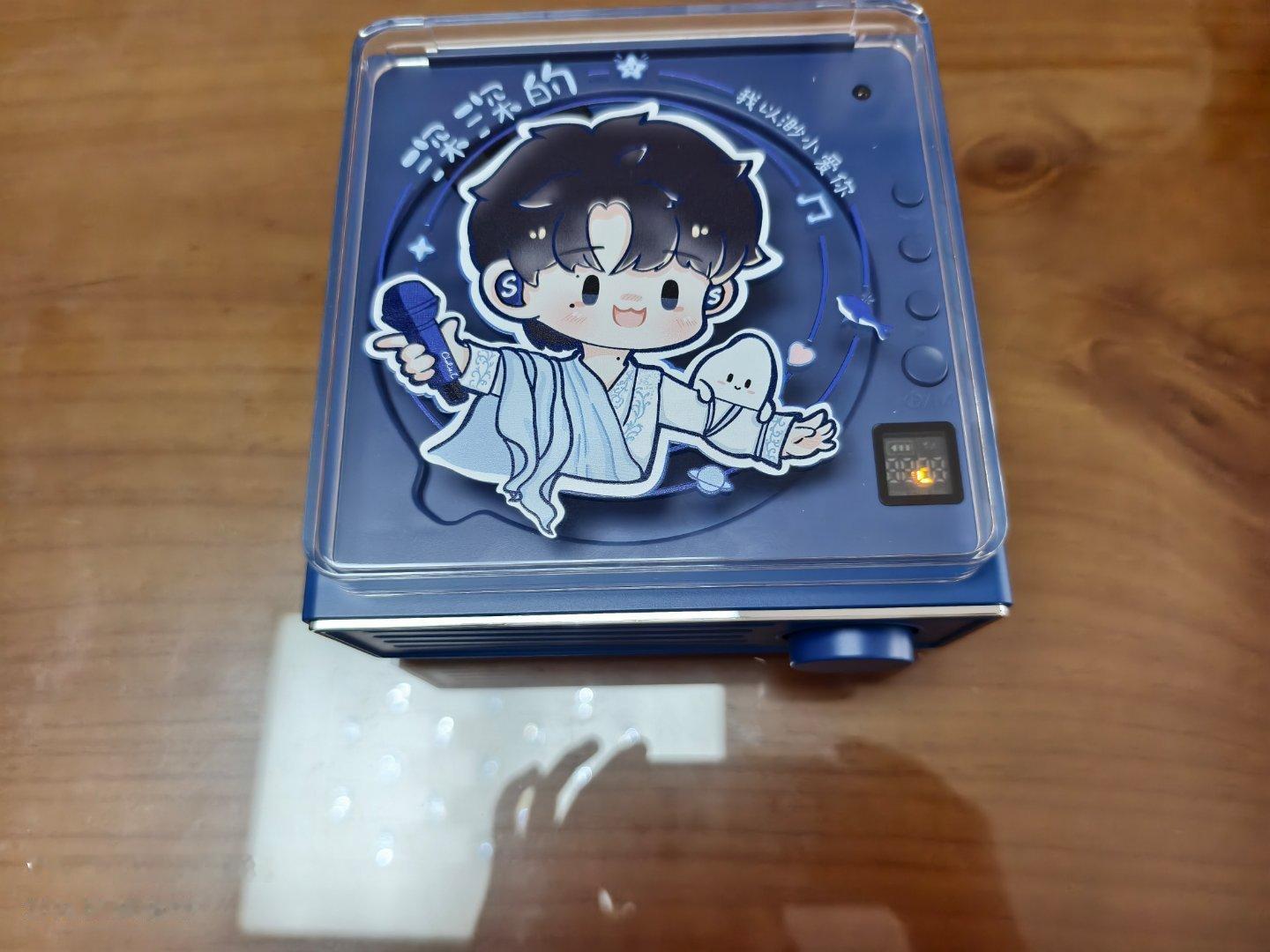 [超话]嘻嘻，美丽的cd机到了，超级可爱的哦，还赠了两张小卡，小卡挺好...