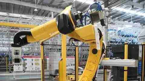 谷间寻溪流的行者