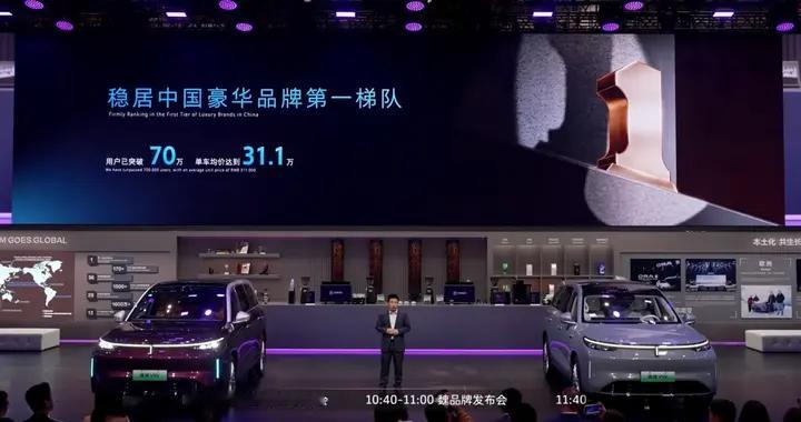 北京车展顶流！杜江现场订魏牌 V9X 送霍思燕