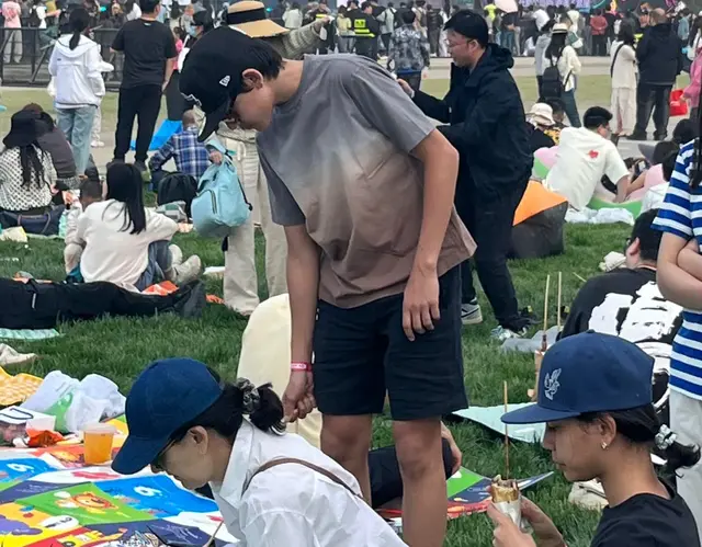 音乐节偶遇刘烨老婆和一双儿女，14岁诺一高大帅气，13岁霓娜好酷