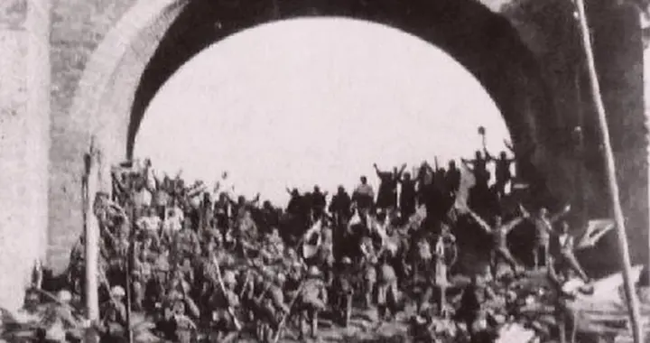 南京城火光冲天。中华门外，日军的膏药旗在火光中若隐若现。