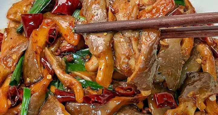 香辣蘑菇是一道孜然味浓郁的家常菜口感鲜嫩多汁比烧烤还好吃