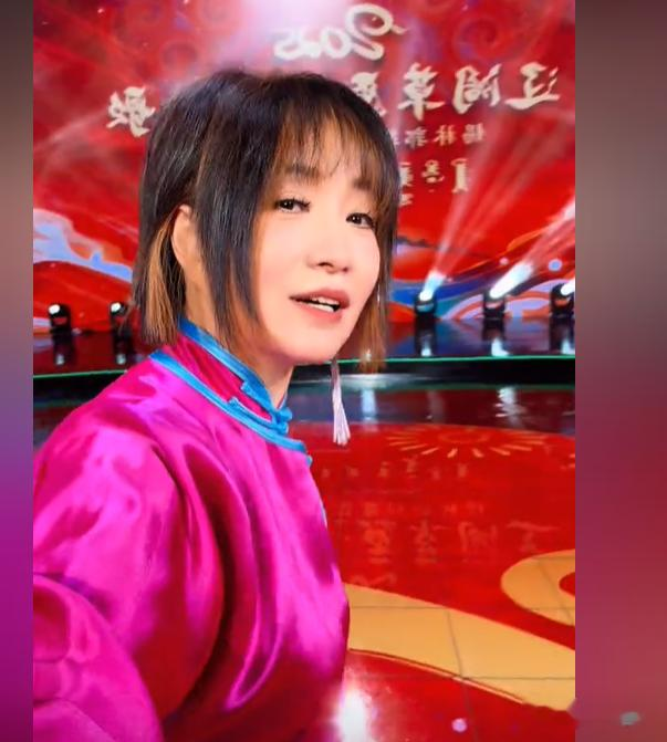臧天朔离世七年，54岁的斯琴格日勒，过得怎么样了？
