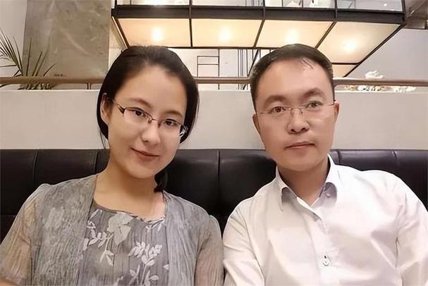 蔡磊现状令人泪目，舌头嘴唇已经萎缩，洗澡用绳子吊，妻子很绝望