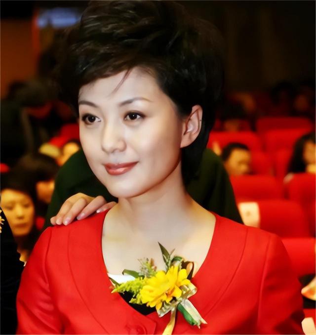央视主持人海霞，嫁大11岁清华教授，结婚20年幸福如初
