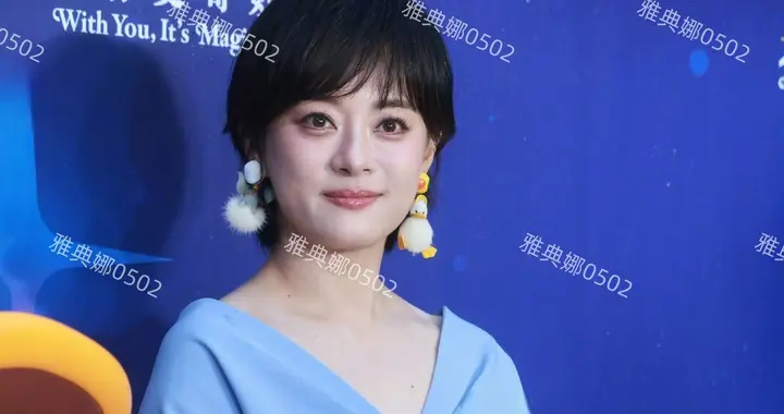 孙俪现身上迪10周年庆典 短发配蓝色公主裙苗条漂亮又年轻 状态真好