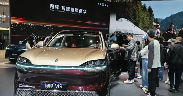 行业都在收缩 赛力斯凭什么敢同时砸钱回购+加速交付？