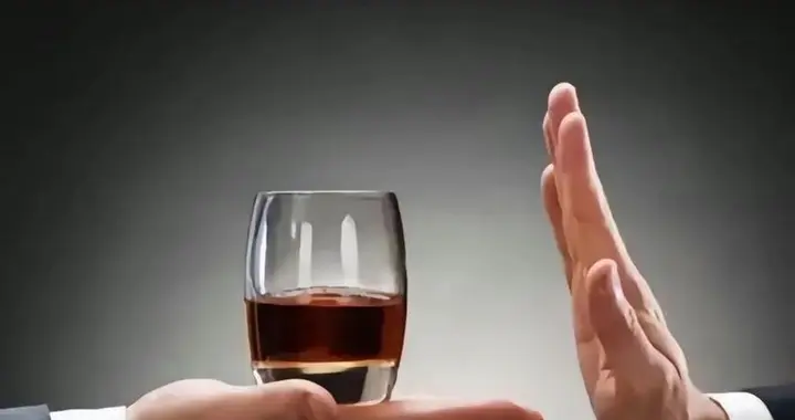 医生直言：男性若是长期不饮酒，不用多久，身体就会出现4大改变