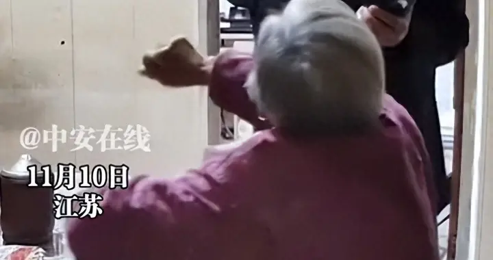 揪心！93岁母亲被亲儿子按地捶打，官方通报原因，女儿曝更多隐情