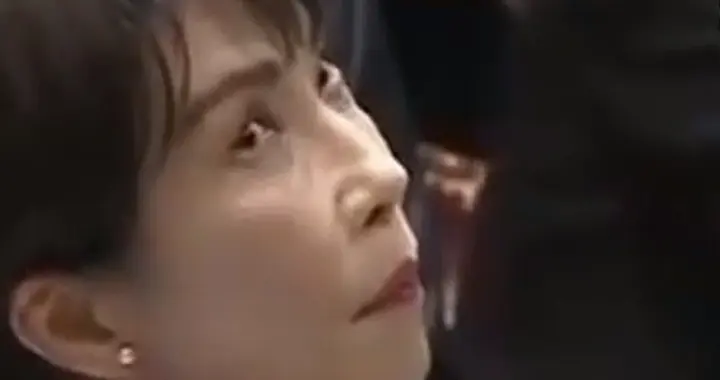 党首会上翻白眼，高市早苗的“政治遮羞布”藏不住了