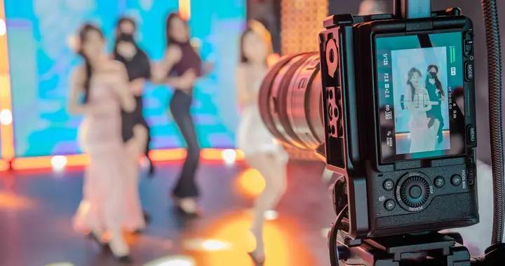 19岁女主播揭露团播内幕：上播擦边，下播找大哥“做作业”，陪酒女转行成“榜样”