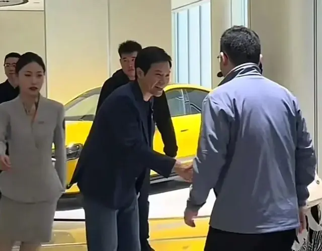 首辆SU7车主含泪讲述：万亿CEO坐副驾那20分钟，我读懂了小米