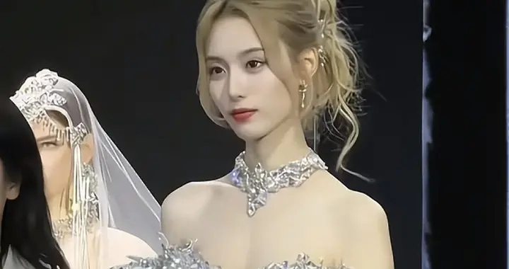 徐艺洋水晶缀饰的礼裙，华丽又优雅