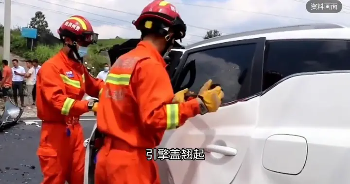 堵车日常 两车在路口发生了小碰撞，幸好没有人员受伤。