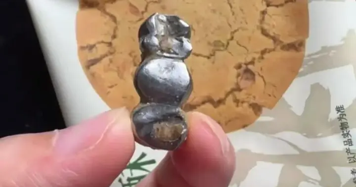 桃酥吃出牙冠查了十几天，企业谅解高龄老人，很多网友不答应了