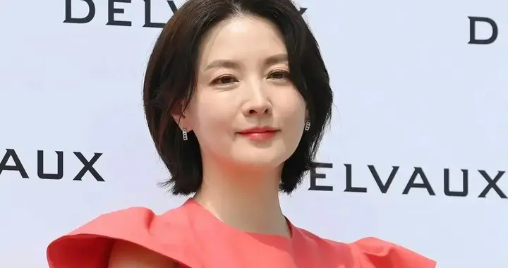 54岁李英爱新剪波波头年轻10岁！穿红色连衣裙好贵气差点认不出！