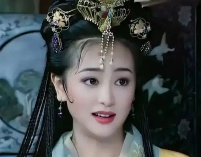 演员涓子携家人四川旅游，20岁大儿子给家人做烧烤，小儿子罕露面