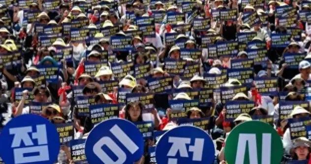 首尔3万人大罢工!红丝带坐满广场逼宫李在明,拒绝搬离首都？