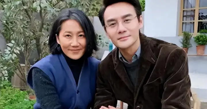 靠《伪装者》爆火，56岁的她被妈妈宠了一辈子，活成娱乐圈清醒！