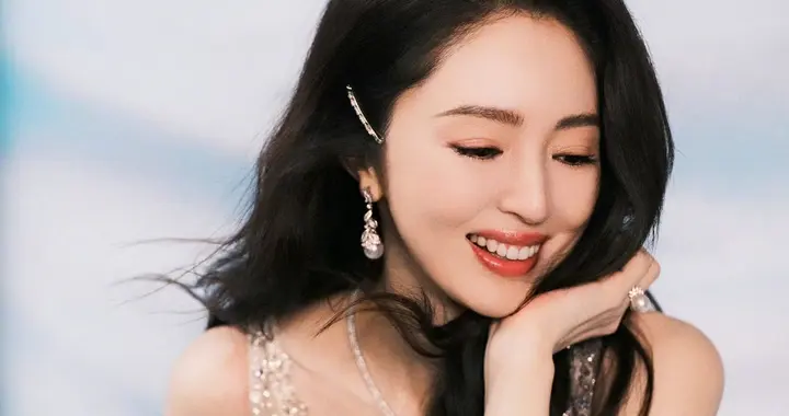 董璇闪亮深V连衣裙，身材真好