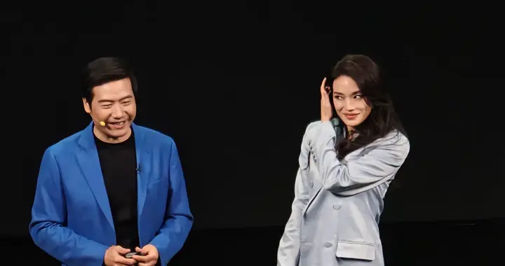 雷军说话文邹邹的，又很幽默，舒淇看他很有趣的眼神