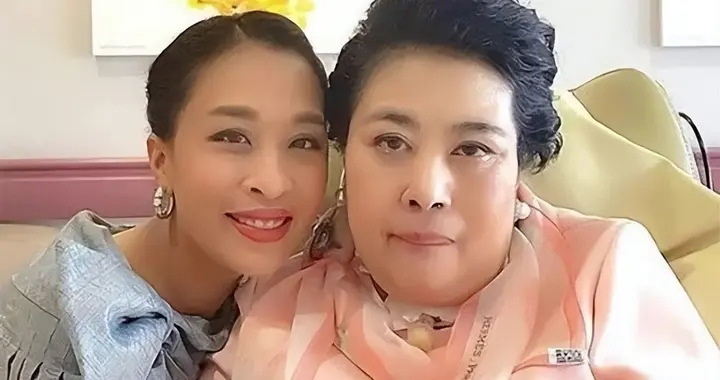 被命运戏弄的母女：颂妃34岁被离婚，相依为命的女儿44岁变植物人