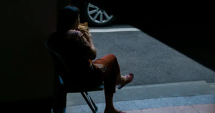 他帮我家修了三年东西，我为他织了件毛衣，直到我老公推开门