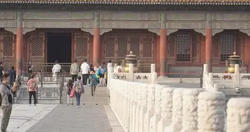 枉为男儿身，男子进故宫被拒，花钱就了不起？