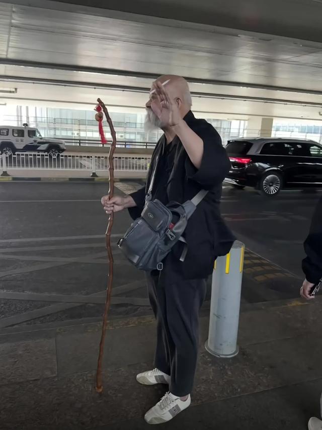 70岁李琦在廊坊，拄着拐棍，穿得像农村老头，患糖尿病仍烟不离手