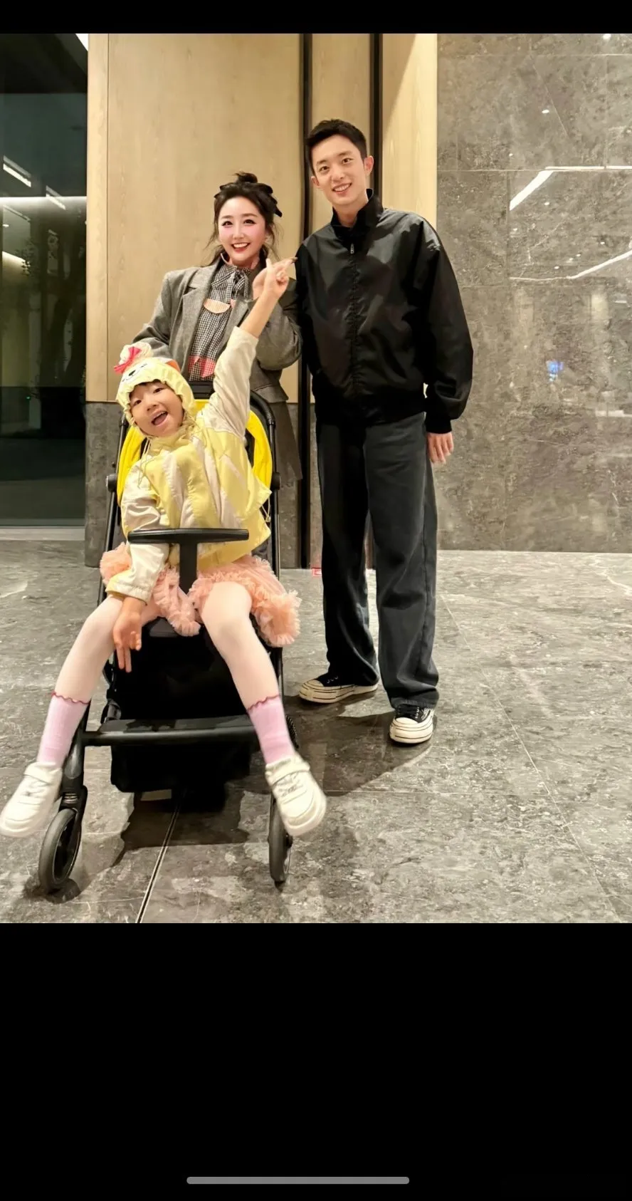 曝白宇帆隐婚生子看画面里陪着孩子玩的时候很温柔，但一直不公开，一边享受...