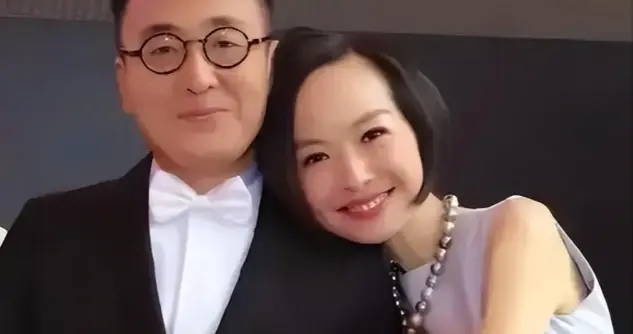 窦文涛：与鲁豫同床，和王菲暧昧都无恙，为何却栽给39岁才女？