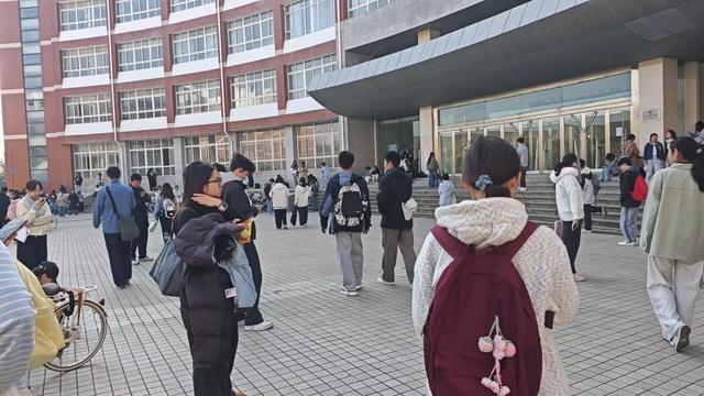 曹溪滴水：大学英语竞赛参加的人真多。 今