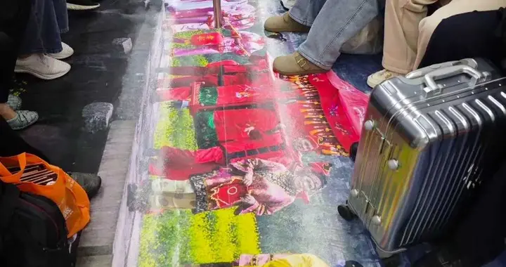 宁波地铁广告翻车，“十里红妆”踩脚下，诡异画面吓乘客一跳！